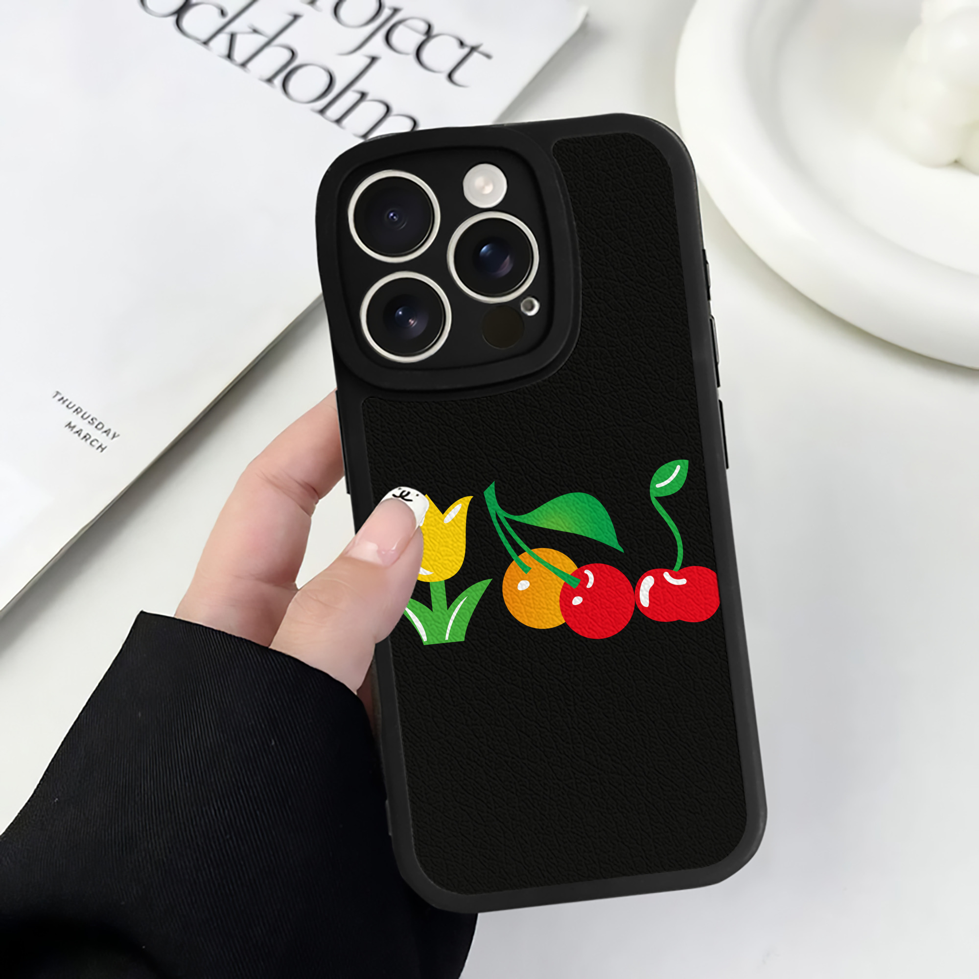 （画像用） Hello Kitty ハローキティ 【iPhone 16シリーズ対応】シリコンスマホケース（レザー調） 材質：シリコン